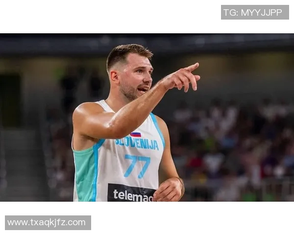 东契奇赛场细节动作被镜头捕捉引发球迷热议讨论不断