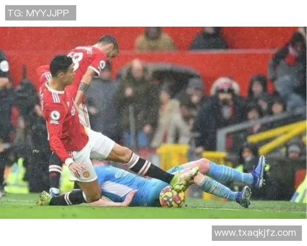 镜头捕捉:曼城赛场小动作引发热议